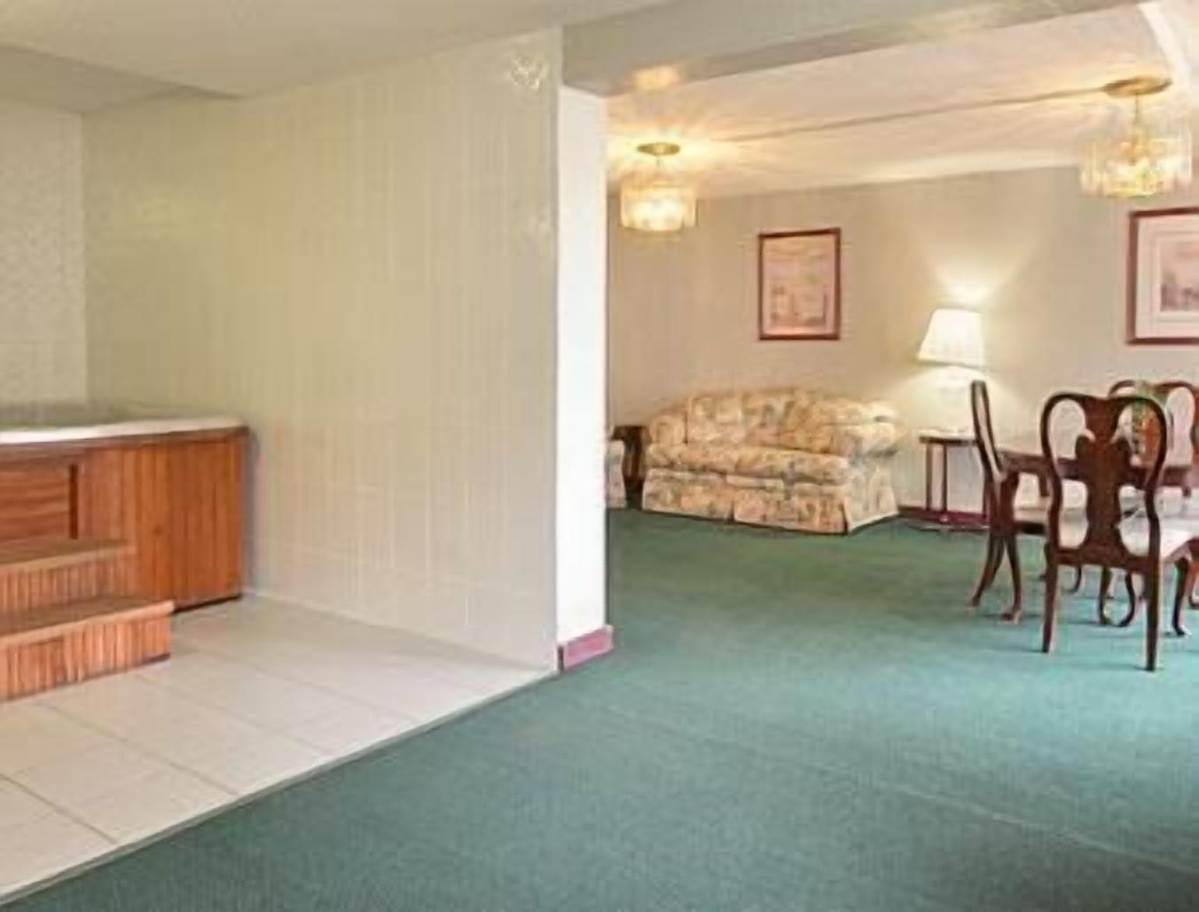 Super 8 By Wyndham Norman Hotel Room photo