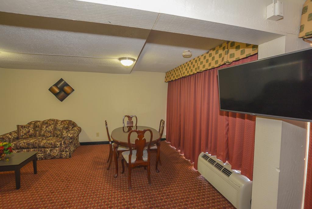 Super 8 By Wyndham Norman Hotel Exterior photo